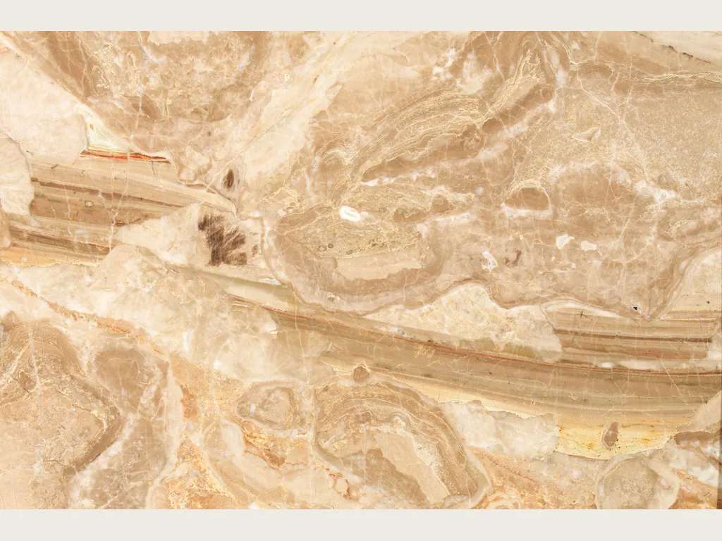 Placa de mármol beige Breccia Oniciata: fragmentos beige dorado y crema con ondas concéntricas y banda marrón rayada