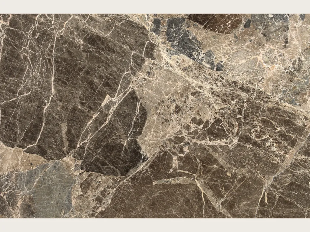 Placa de mármol café Breccia Paradiso: fragmentos marrón grisáceo grandes unidos por una red de vetas beige claras