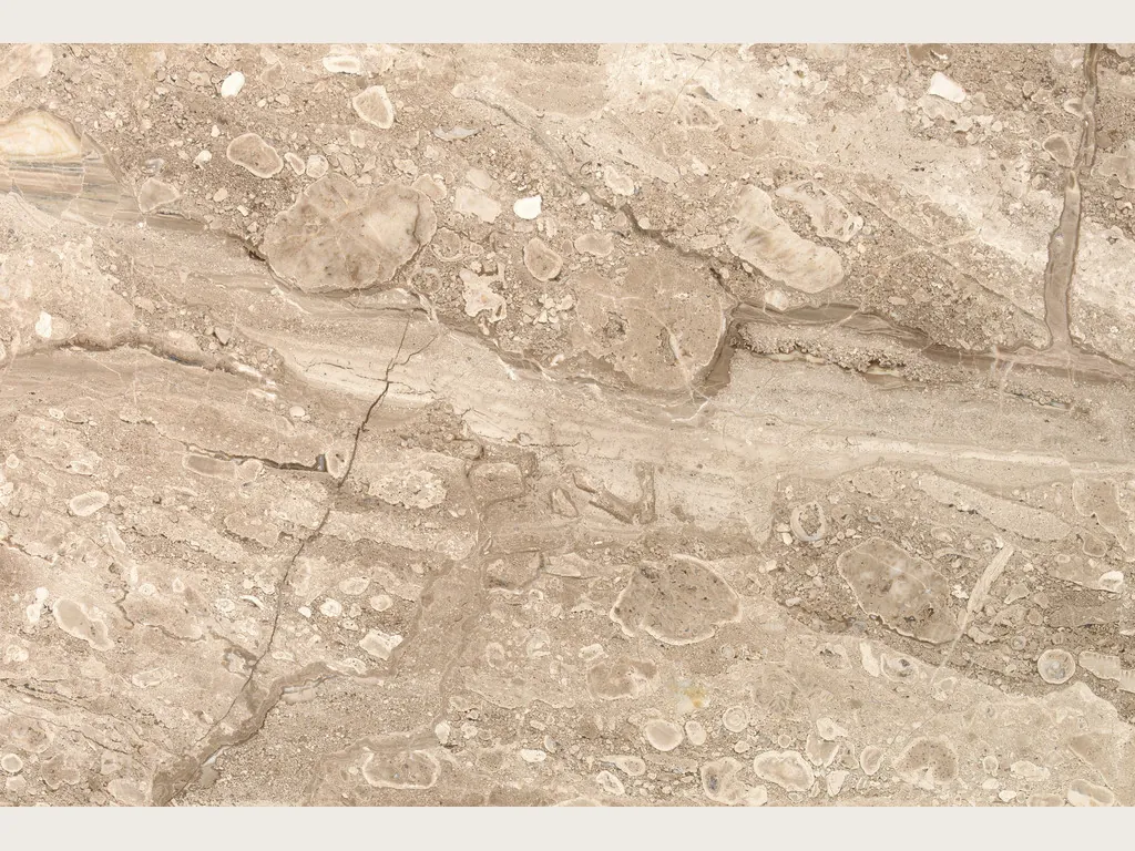 Placa de mármol beige Breccia Sarda: fondo beige cálido con vetas crema y marrón claro en diagonal, algunas gruesas (otra placa)
