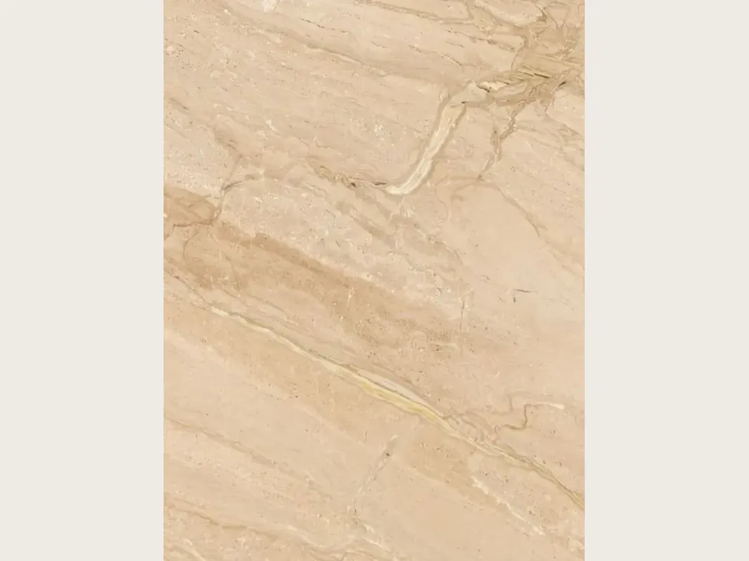 Placa de mármol beige Breccia Sarda: fondo beige cálido con vetas crema y marrón claro en diagonal, algunas gruesas