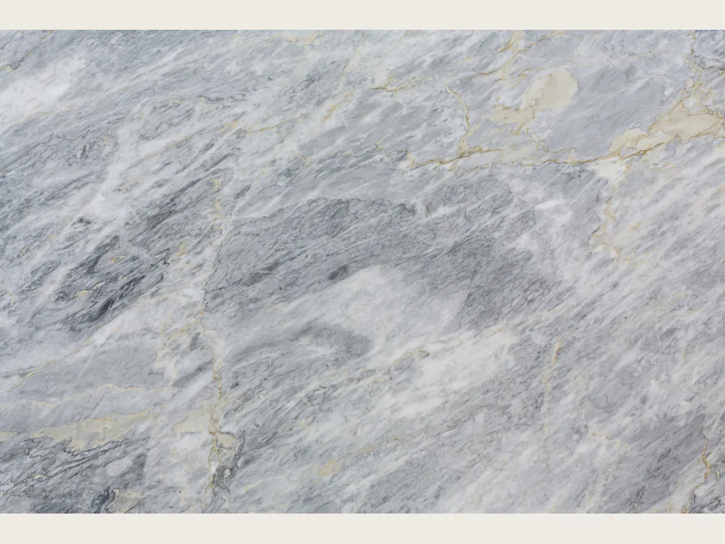 Placa de mármol gris Calacatta Bluette: fondo gris azulado con trazos blancos y grises finos en diagonal