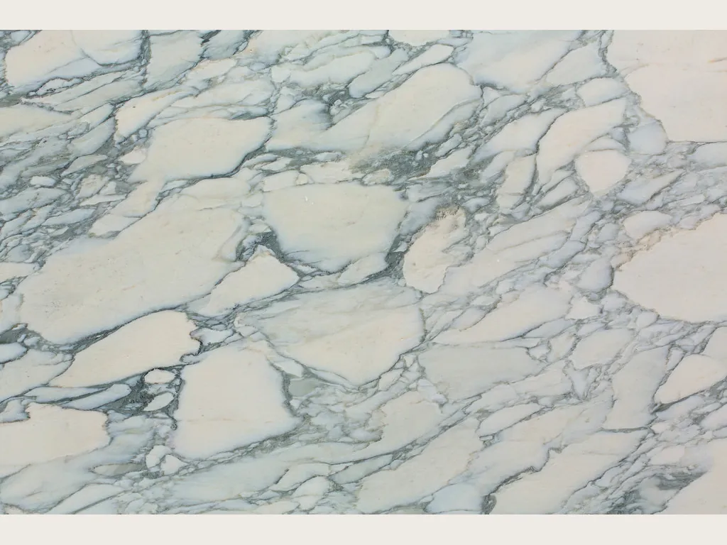 Placa de mármol blanco Calacatta Caldia: fragmentos crema en una red de vetas gris verdoso