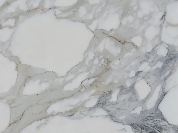Detalle del Mármol Calacatta: la veta gris difusa alrededor de un fragmento blanco