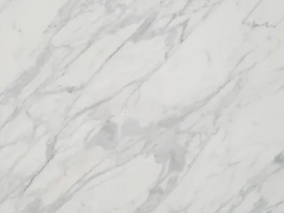 Detalle del Calacatta Classic: trazos gris claro difusos sobre el blanco