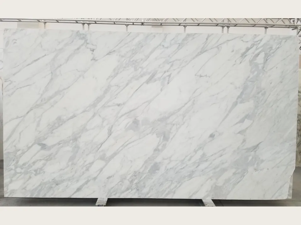 Placa de mármol blanco Calacatta Classic: fondo blanco con rayado gris claro fino y difuso en diagonal