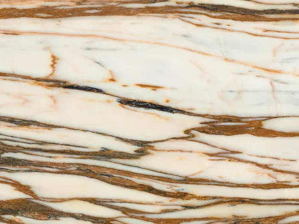 Detalle de la veta cobre y marrón del Calacatta Copper sobre el fondo crema