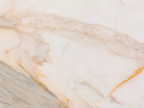 Detalle del Calacatta Macchia Vecchia: vetas doradas finas sobre el blanco cálido