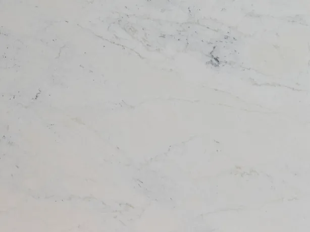 Detalle del Mármol Calacatta Michelangelo: marcas grises suaves sobre el fondo parejo