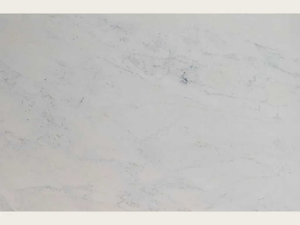 Placa de mármol blanco Calacatta Michelangelo: fondo blanco grisáceo con vetas grises muy tenues