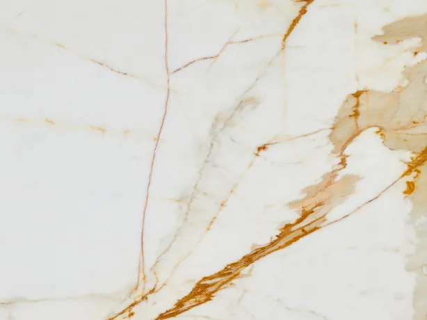 Detalle del Mármol Calacatta Oro con una veta ocre dorada sobre el fondo blanco