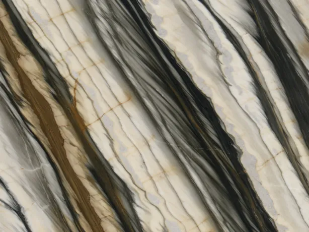 Detalle del Calacatta Oyster: bandas paralelas negras y marrones sobre el crema pulido