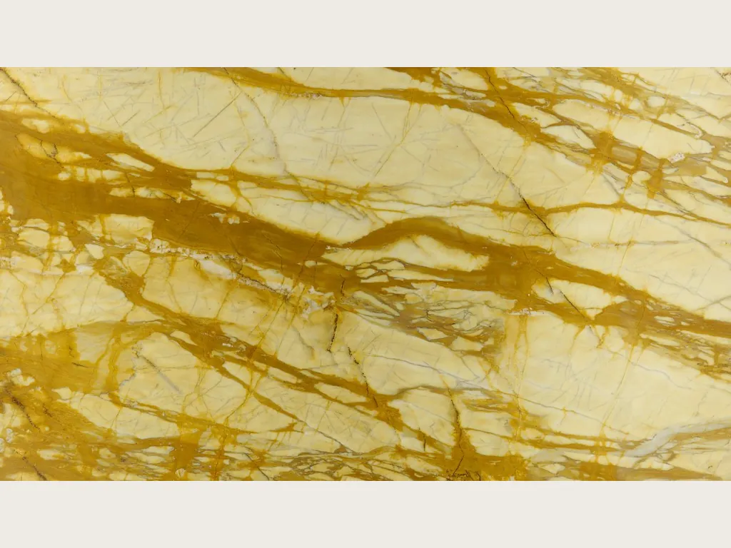 Placa de mármol dorado Calacatta Siena: fondo amarillo pálido con red densa de vetas ocre dorado en horizontal