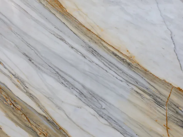 Detalle del Calacatta Supreme: bandas beige y gris con líneas ocre finas