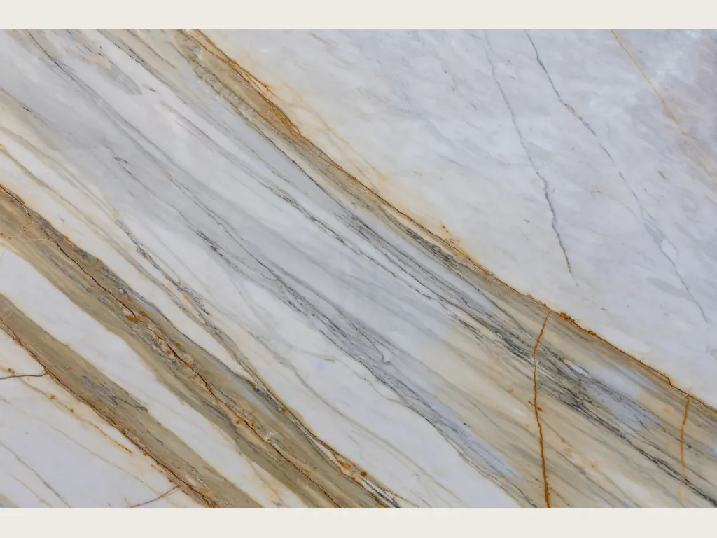 Placa de mármol gris Calacatta Supreme: bandas beige y gris en diagonal con líneas ocre finas sobre fondo lavanda