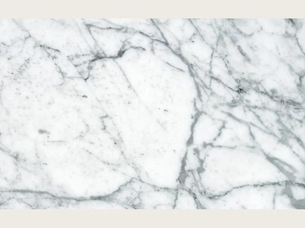 Placa de mármol blanco Calacatta Vagli: fondo blanco con una red irregular de vetas gris medio finas
