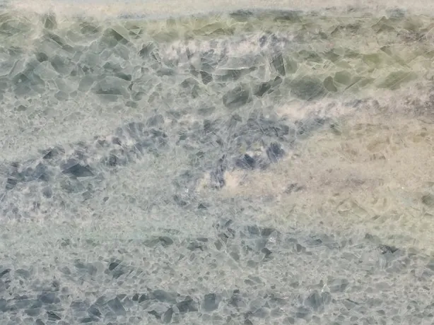 Detalle del mármol azul Calcite Caraibica: cristales de las bandas horizontales