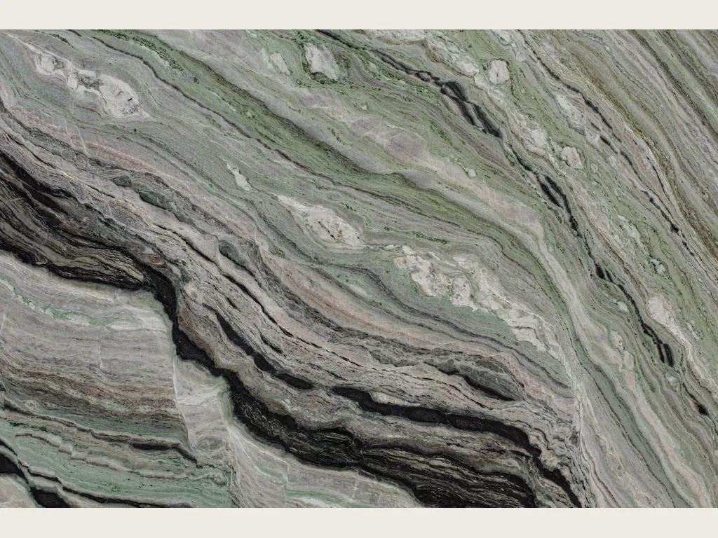 Placa de mármol verde Camellia Green: bandas finas onduladas en diagonal y una franja negra marcada al pie