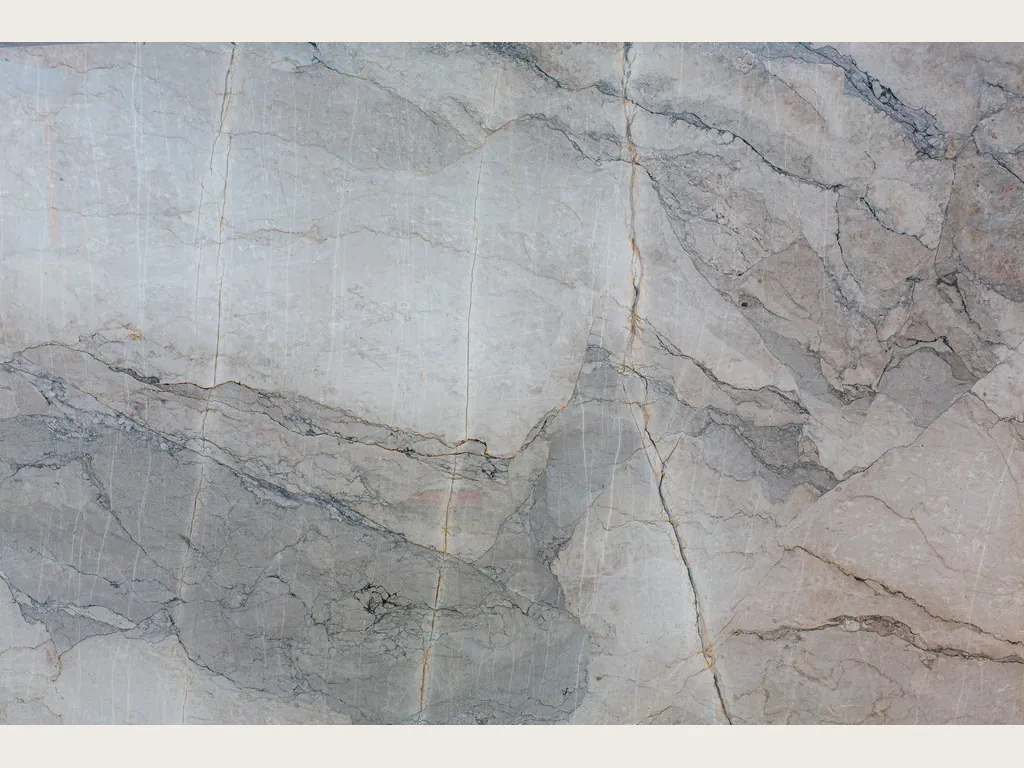 Placa de mármol gris Camouflage: fragmentos gris lavanda y azulado con vetas finas en patrón de mosaico