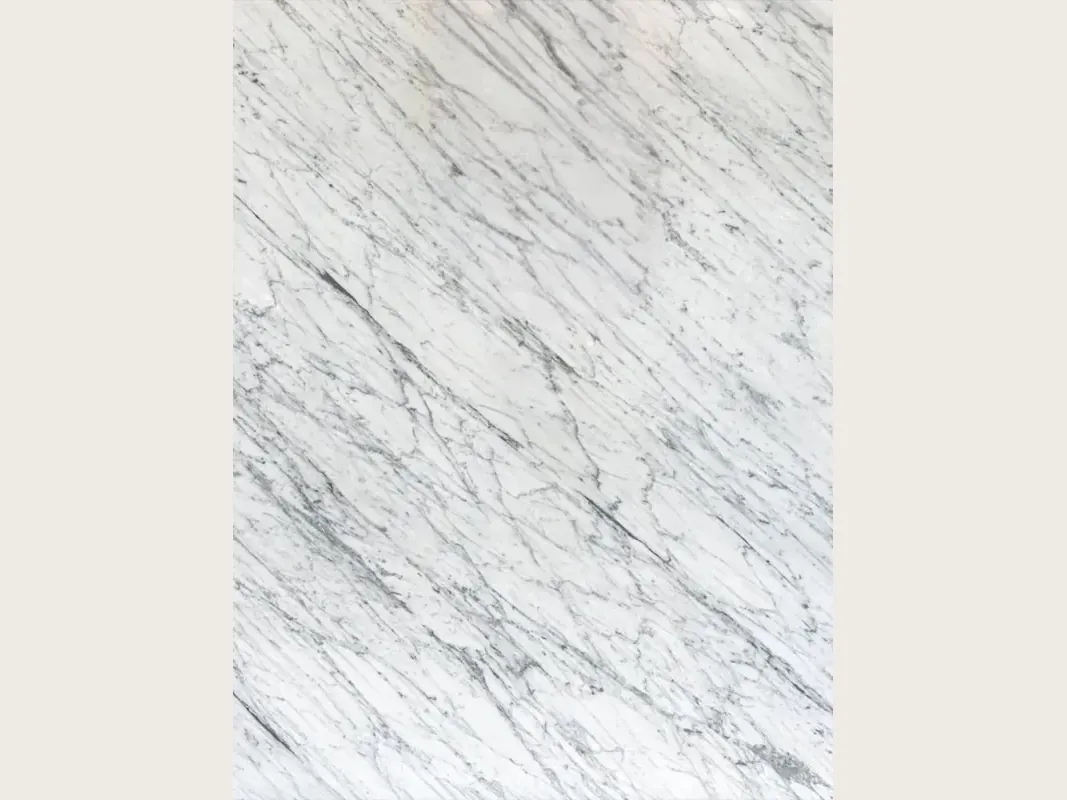 Placa de mármol blanco Carrara C: fondo blanco grisáceo con vetas grises finas, paralelas y en diagonal