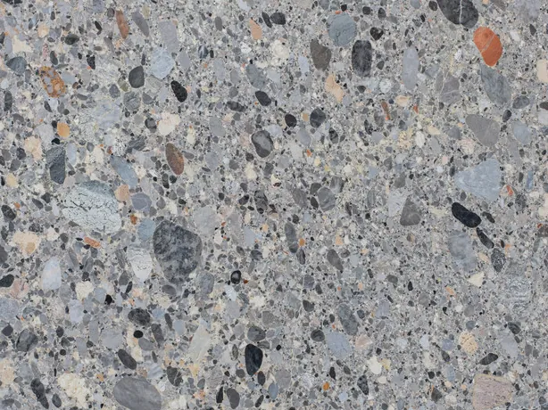 Detalle del Mármol Ceppo: cantos rodados de tonos gris, beige y negro en matriz gris
