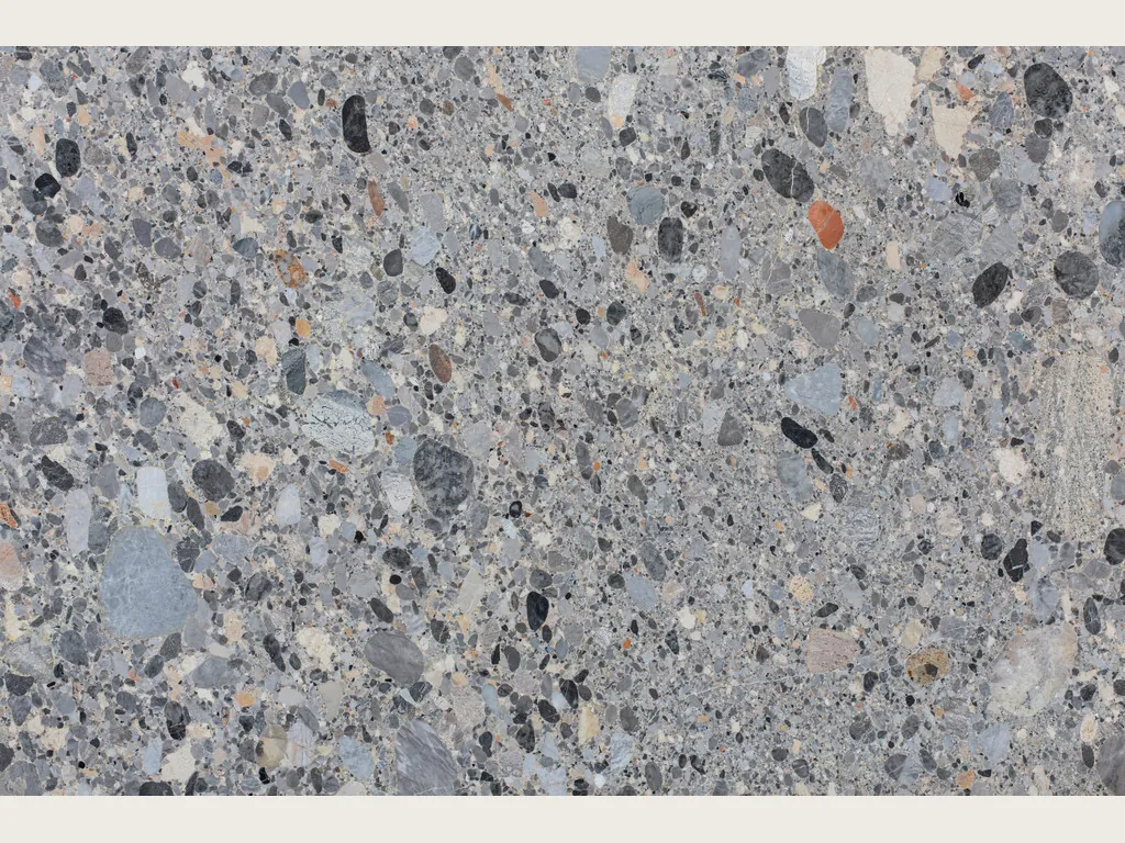 Placa de mármol gris Ceppo: cantos rodados grises, beige y negros de varios tamaños en matriz gris