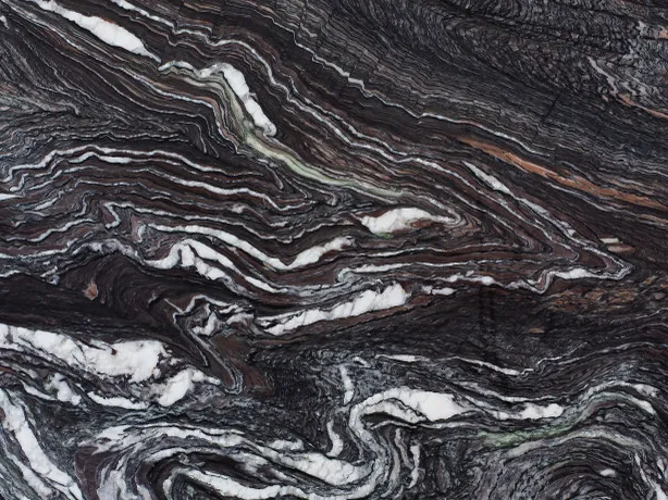 Detalle del Mármol Cipollino Ondulato: pliegues de vetas blancas sobre el fondo morado