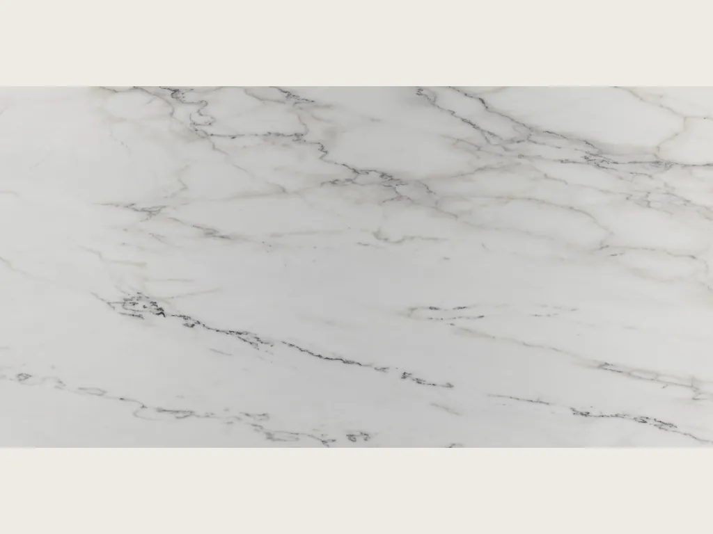 Placa de mármol blanco Colorado Gold: fondo blanco grisáceo con vetas finas gris oscuro horizontales
