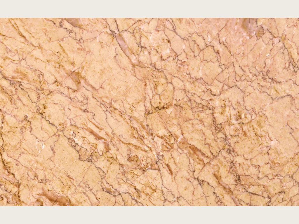 Placa de Mármol Crema Valencia: fondo salmón con red densa de vetas marrones finas