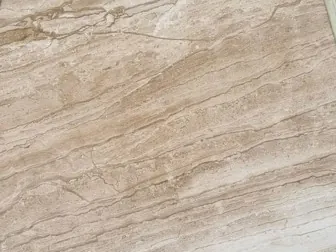 Detalle del Mármol Daino Reale: rayado fino paralelo marrón y crema sobre el beige