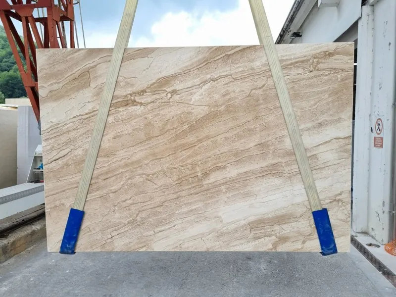 Placa de mármol beige Daino Reale: fondo beige con vetas finas marrón y crema en paralelo y en diagonal