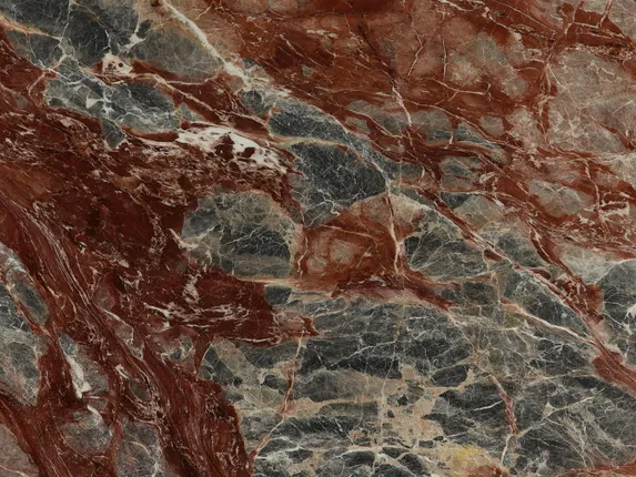 Detalle del Mármol Domus Red: dibujo brechado con manchas rojo vino y fragmentos grises, pulido brillante