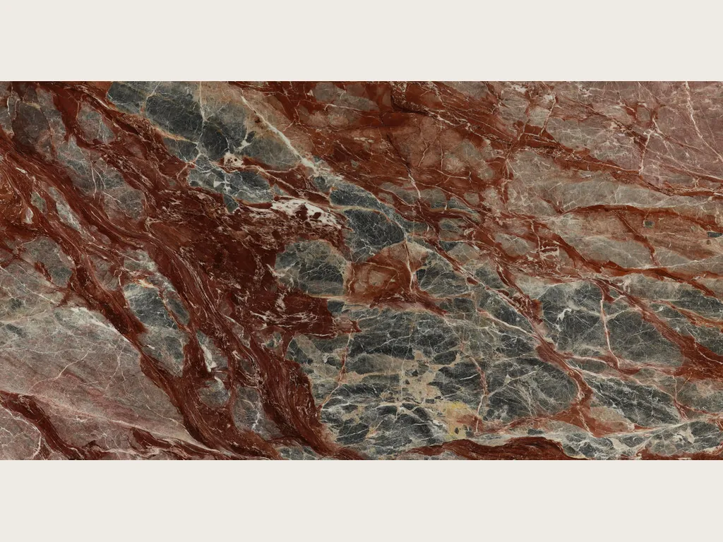 Placa de mármol rojo Domus Red: fragmentos gris azulado unidos por vetas gruesas rojo vino en diagonal