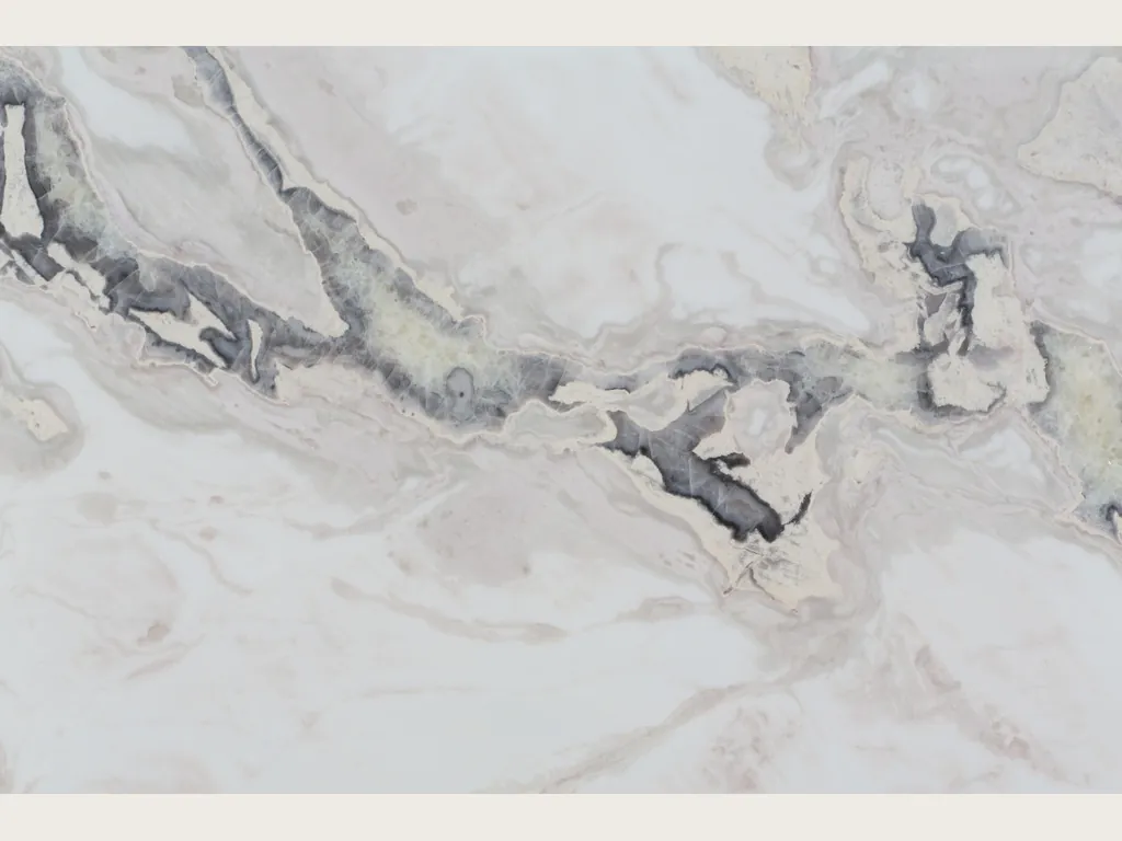 Placa de mármol blanco Dover White: fondo blanco con una veta gris oscura irregular en horizontal y ondas beige suaves