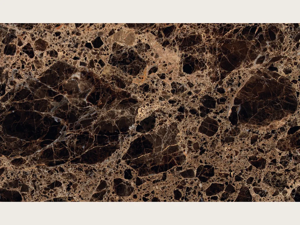 Placa de mármol café Emperador Oscuro: manchas marrón oscuro casi negras unidas por una red densa de vetas beige