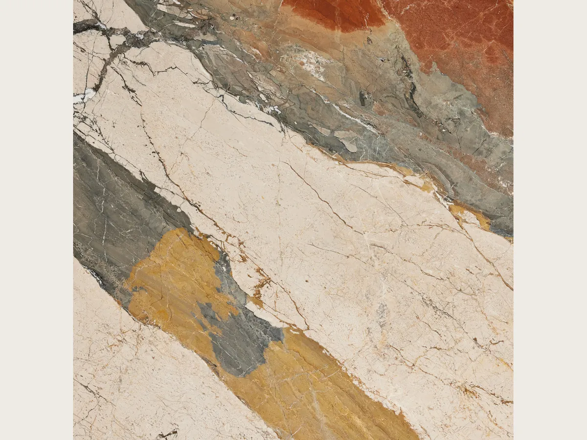 Placa de mármol beige Etna: bandas diagonales anchas de gris verdoso, ocre y rojo óxido sobre crema
