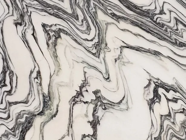 Detalle del Mármol Fantastico Arni: grises oscuros y negro plegado sobre el blanco