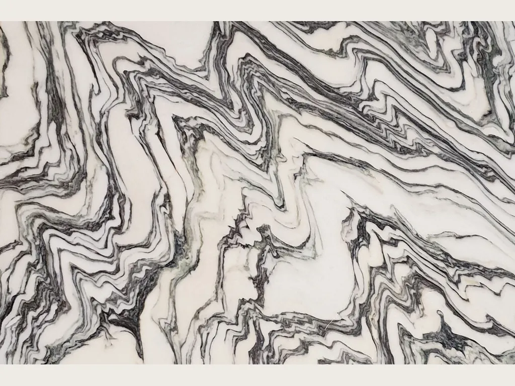 Placa de mármol blanco Fantastico Arni: fondo blanco cálido con vetas negras plegadas en zigzag
