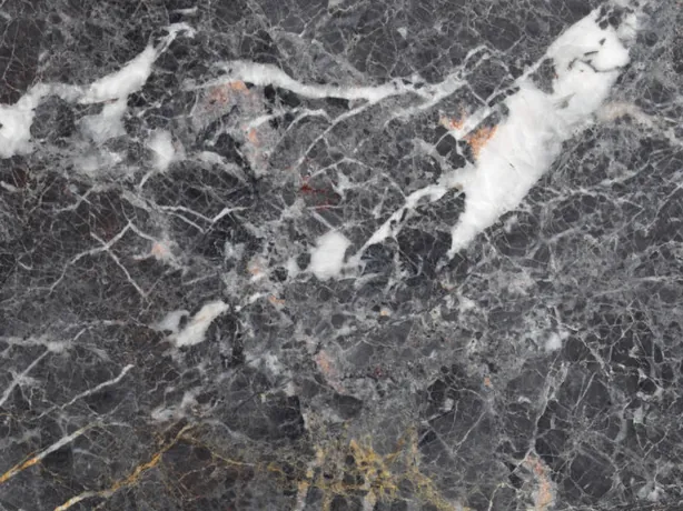 Detalle del Mármol Grey Saint Laurent: vetas grises finas y trazos ocre sobre el fondo oscuro pulido