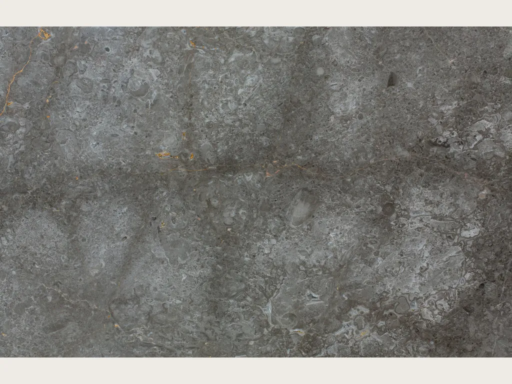 Placa de Mármol Gris Billiemi: fondo gris medio con nubes claras y una franja oscura horizontal