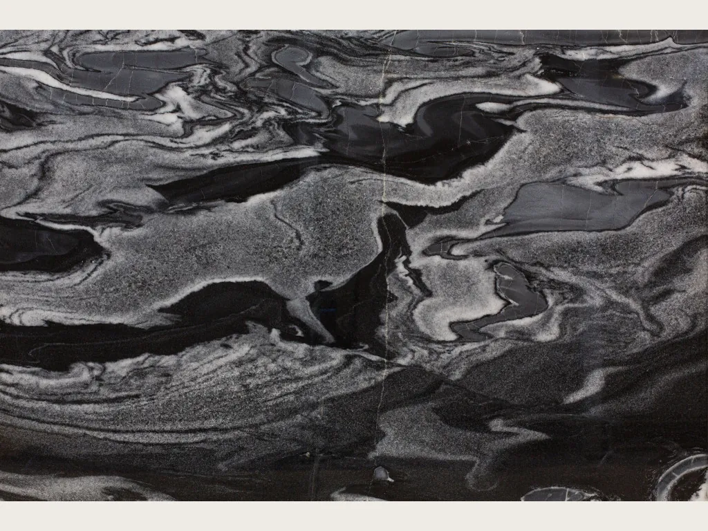 Placa de Mármol Gris Imperial: bandas onduladas horizontales grises y blanco grisáceo sobre fondo negro pulido.