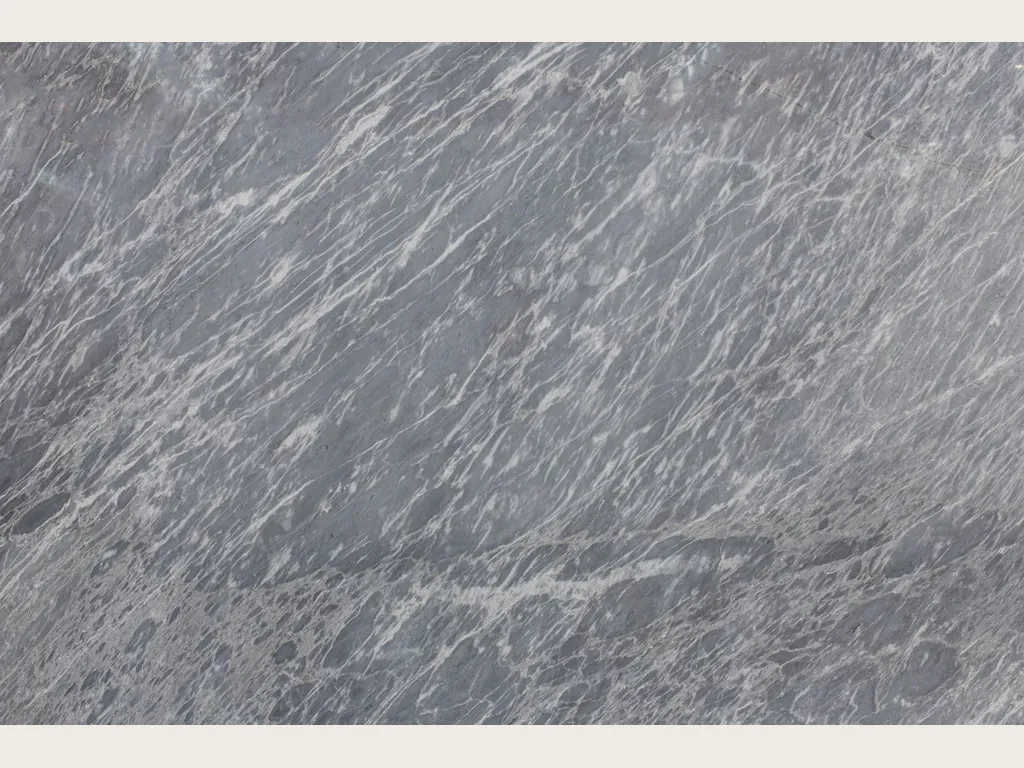 Placa de Mármol Gris Perla: fondo gris azulado con trazos blancos finos y paralelos en diagonal, acabado pulido