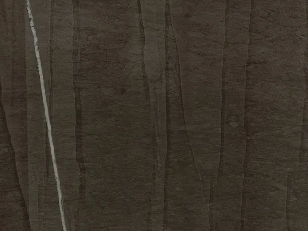 Detalle del Mármol Gris Tao con el bandeado café y la veta blanca vertical
