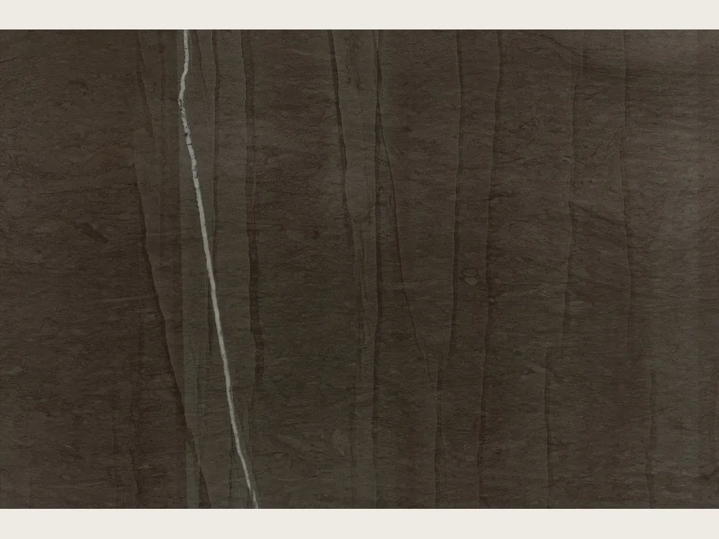 Placa de Mármol Gris Tao: fondo café oscuro con líneas verticales tenues y una veta blanca fina