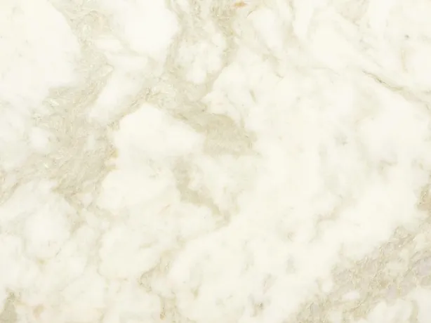 Detalle de Mármol Jasmine: vetas beige anchas y difusas sobre el fondo blanco cálido