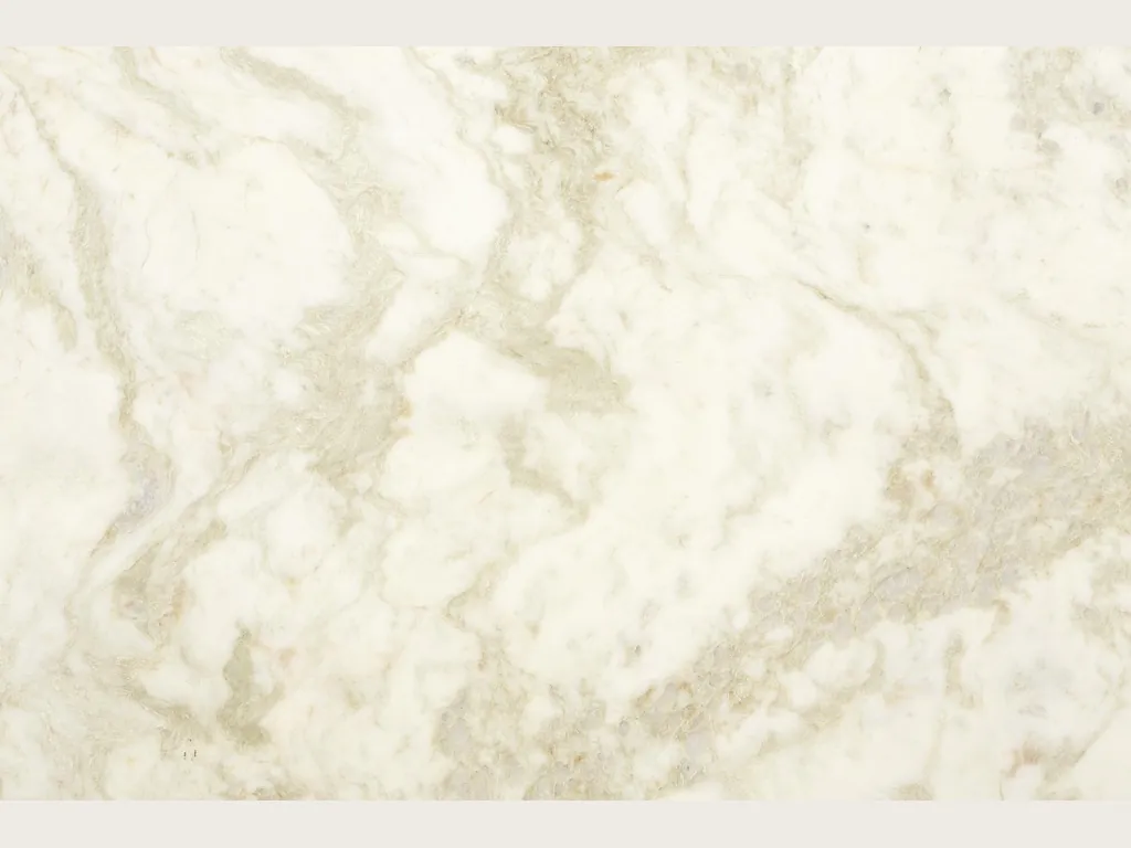 Placa de mármol blanco Jasmine: fondo blanco cálido con vetas difusas de beige y gris claro