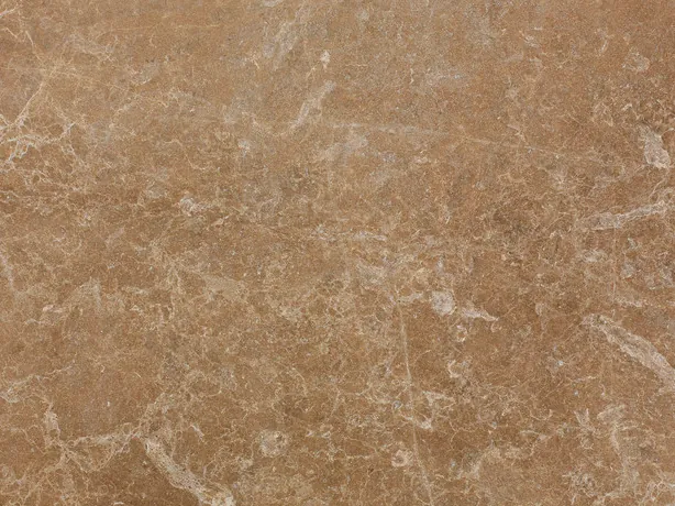 Detalle del Mármol Jolie Brown: red de vetas crema muy finas cruzadas, con el brillo del pulido