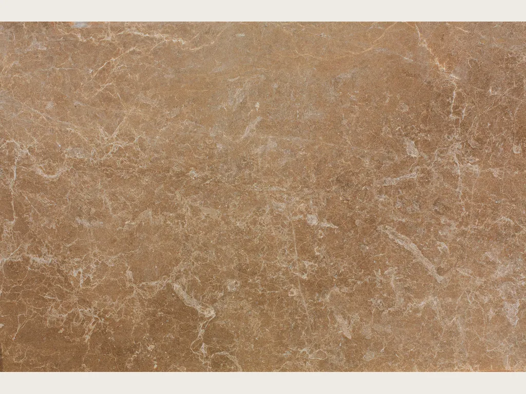 Placa de mármol café Jolie Brown: fondo marrón caramelo con red fina de vetas crema en todas direcciones