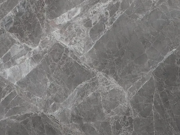 Detalle del mármol gris Jolie Grey: vetas en diagonal que forman rombos sobre el pulido