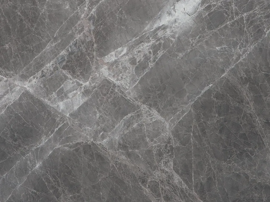 Placa de mármol gris Jolie Grey: fondo gris oscuro con vetas blancas y gris claro cruzadas en rombos