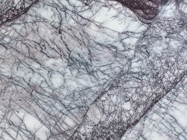 Detalle del Mármol Lilac: vetas violeta finas sobre el blanco con el brillo del pulido